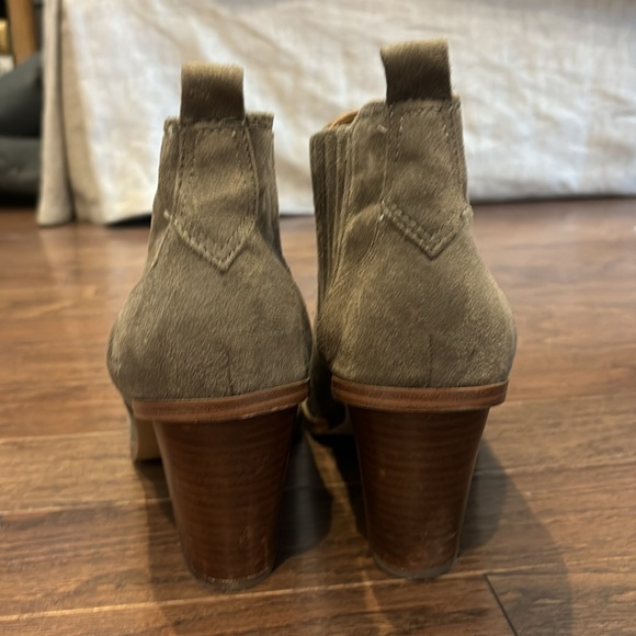 Nine West Mayley tan suede block heeled ankle booties size 9 - Picture 5 of 6